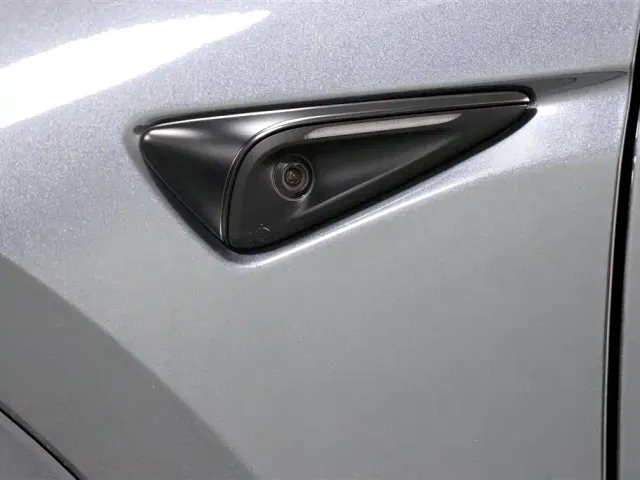 Tesla Model Y — Фото автомобиля 16