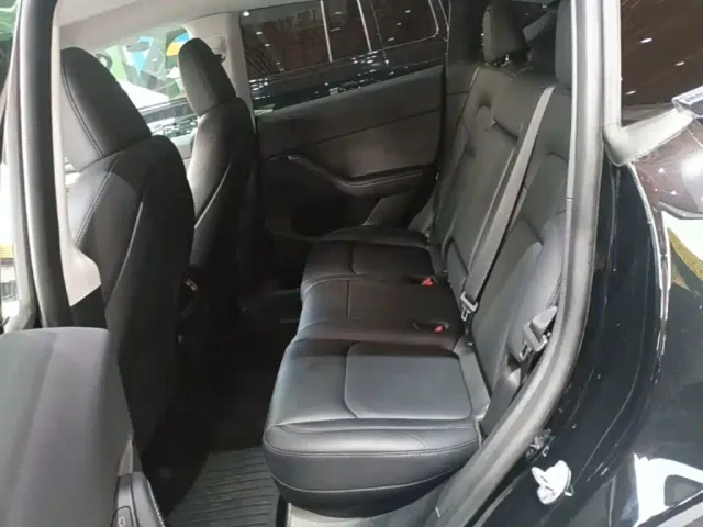 Tesla Model Y — Фото автомобиля 16