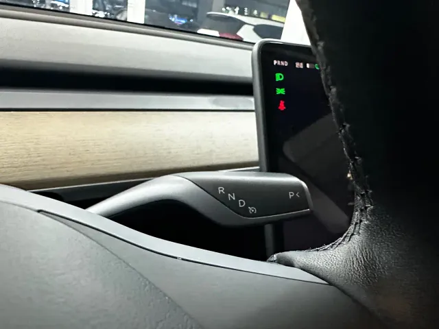 Tesla Model Y — Фото автомобиля 11