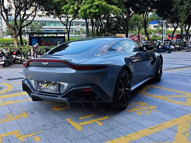 Aston Martin V8 Vantage — Фото автомобиля 4