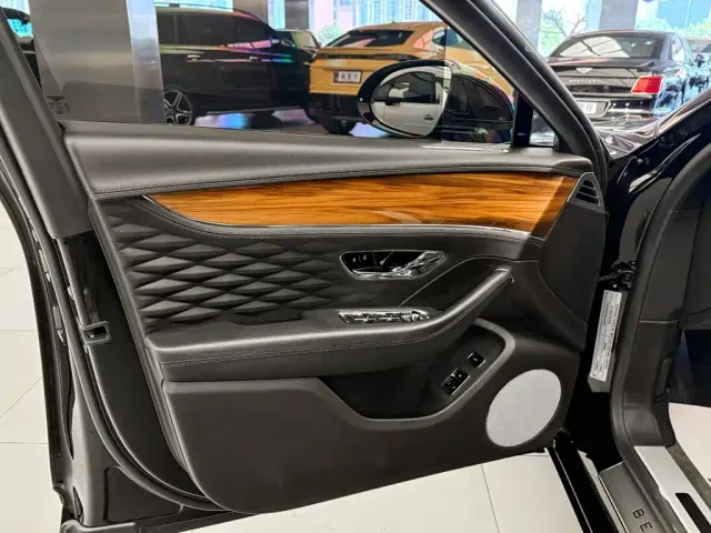 Bentley Flying Spur — Фото автомобиля 8