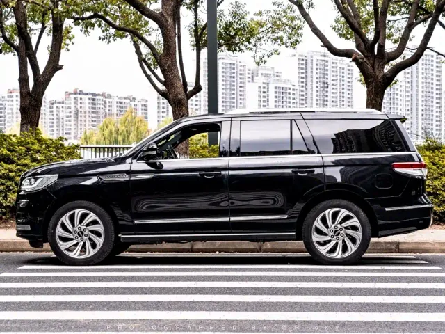 Lincoln Navigator — Фото автомобиля 2