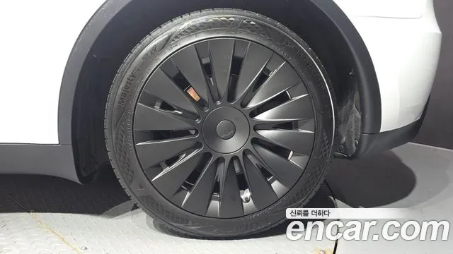 Tesla Model Y — Фото автомобиля 5