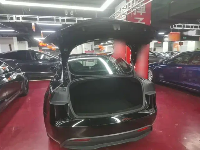 Tesla Model 3 — Фото автомобиля 18