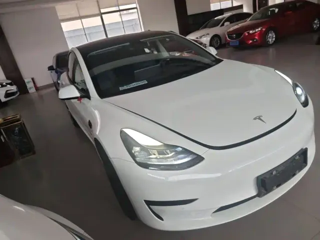 Tesla Model 3 — Фото автомобиля 3