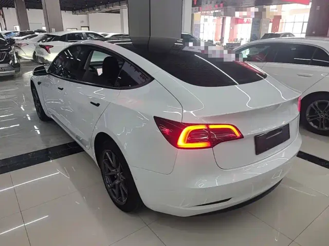 Tesla Model 3 — Фото автомобиля 4
