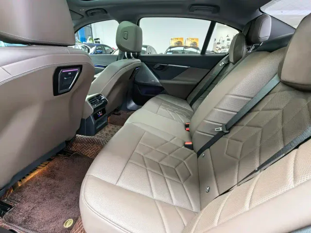 BMW 5 Series — Фото автомобиля 16