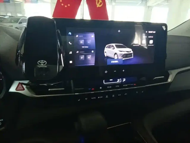 Toyota Sienna — Фото автомобиля 12