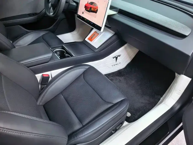 Tesla Model 3 — Фото автомобиля 8