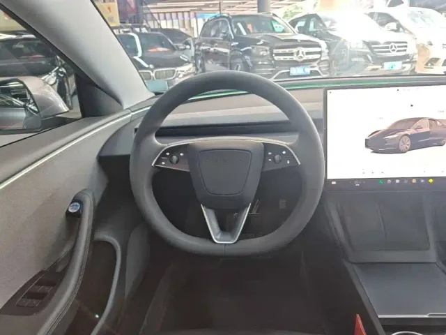 Tesla Model 3 — Фото автомобиля 10