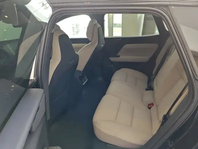 Volvo XC70 Plug-in Hybrid — Фото автомобиля 11