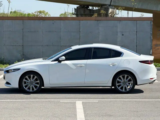 Mazda Axela — Фото автомобиля 18