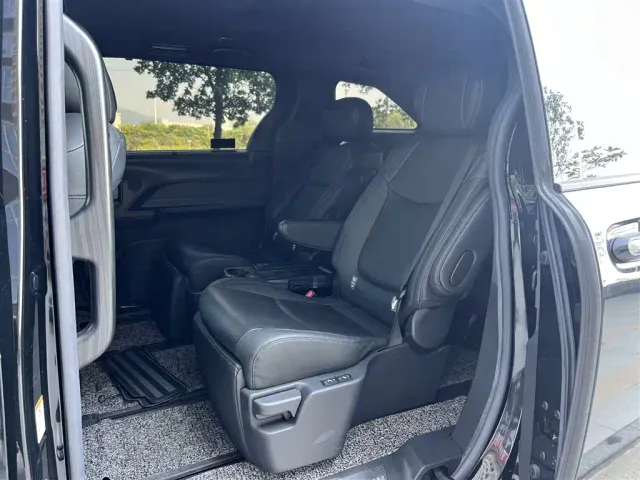 Toyota Sienna — Фото автомобиля 7