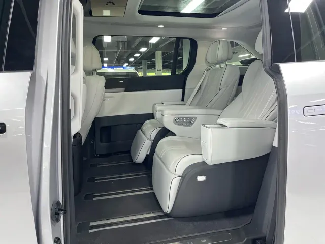 Xpeng X9 — Фото автомобиля 8