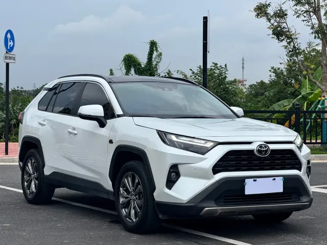Toyota RAV4 — Фото автомобиля 3