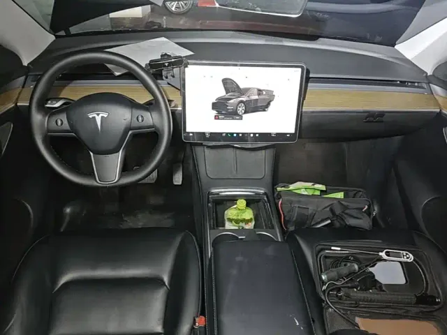 Tesla Model Y — Фото автомобиля 9