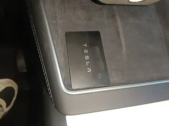 Tesla Model Y — Фото автомобиля 8