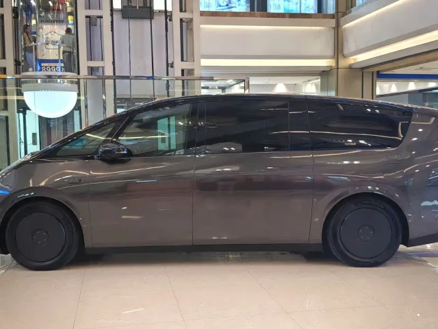 Li Auto MEGA — Фото автомобиля 4