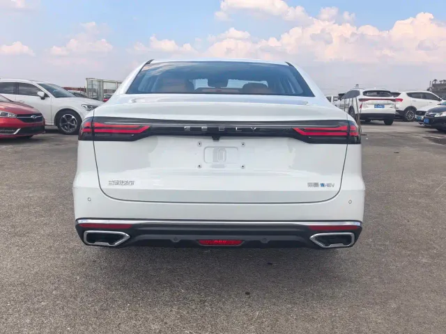 Geely Emgrand — Фото автомобиля 4