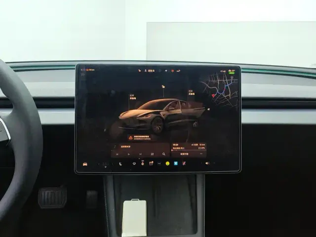 Tesla Model 3 — Фото автомобиля 13