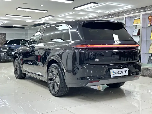 Li Auto L8 — Фото автомобиля 4