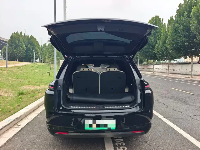 Li Auto L8 — Фото автомобиля 17