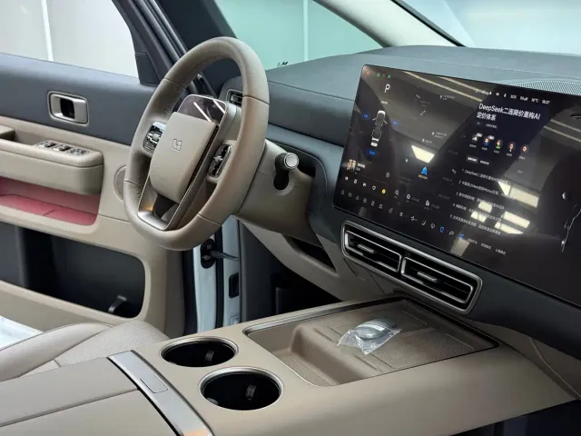 Li Auto MEGA — Фото автомобиля 19