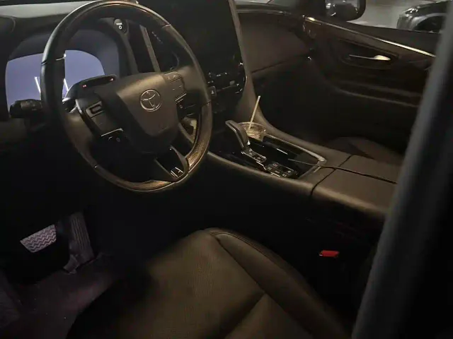 Toyota Alphard — Фото автомобиля 3