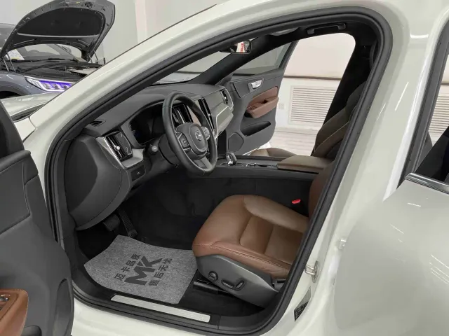 Volvo XC60 — Фото автомобиля 17