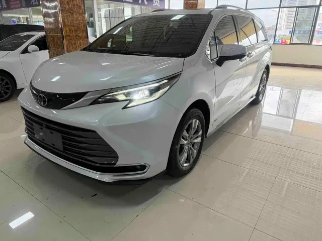 Toyota Sienna — Фото автомобиля 2