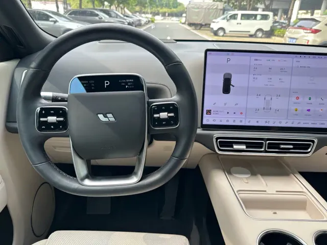 Li Auto L9 — Фото автомобиля 7