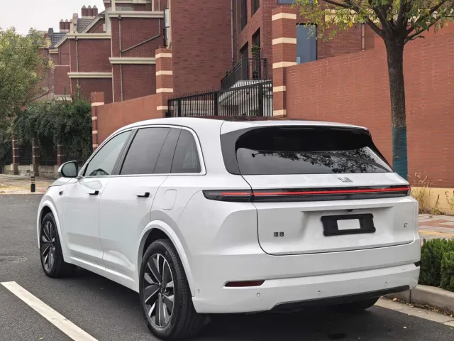 Li Auto L7 — Фото автомобиля 16