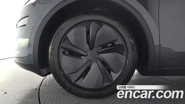 Tesla Model Y — Фото автомобиля 5