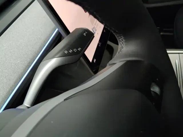 Tesla Model Y — Фото автомобиля 16