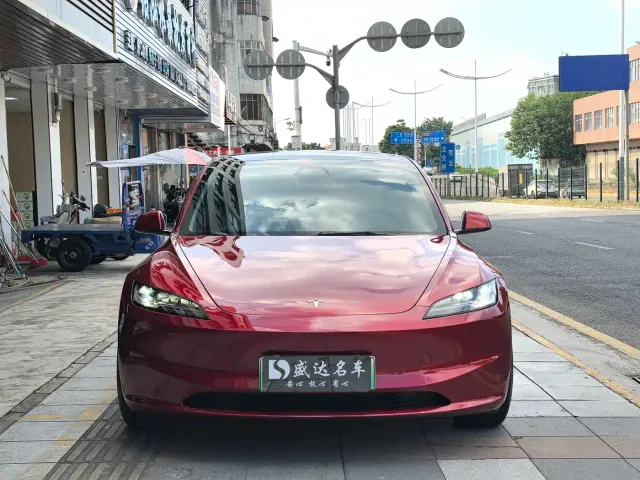 Tesla Model 3 — Фото автомобиля 2