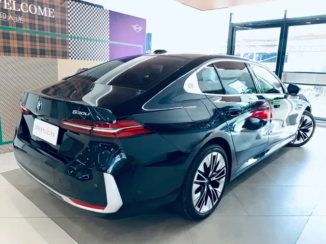 BMW 5 Series — Фото автомобиля 2