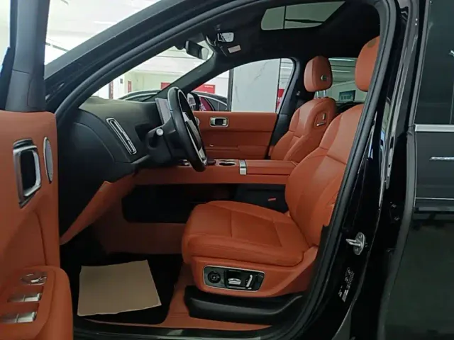 Li Auto L8 — Фото автомобиля 14