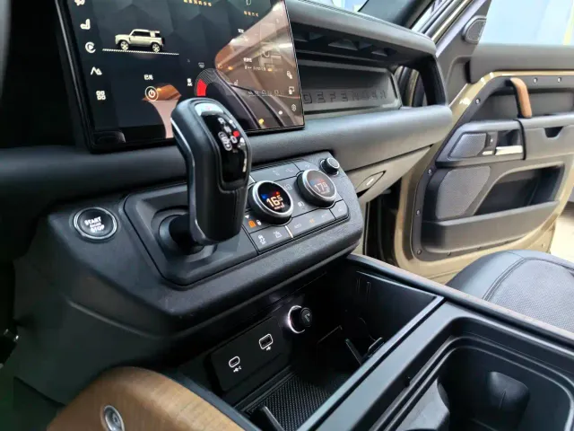 Land Rover Defender — Фото автомобиля 9