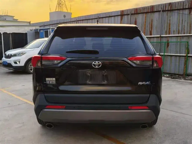 Toyota RAV4 — Фото автомобиля 8