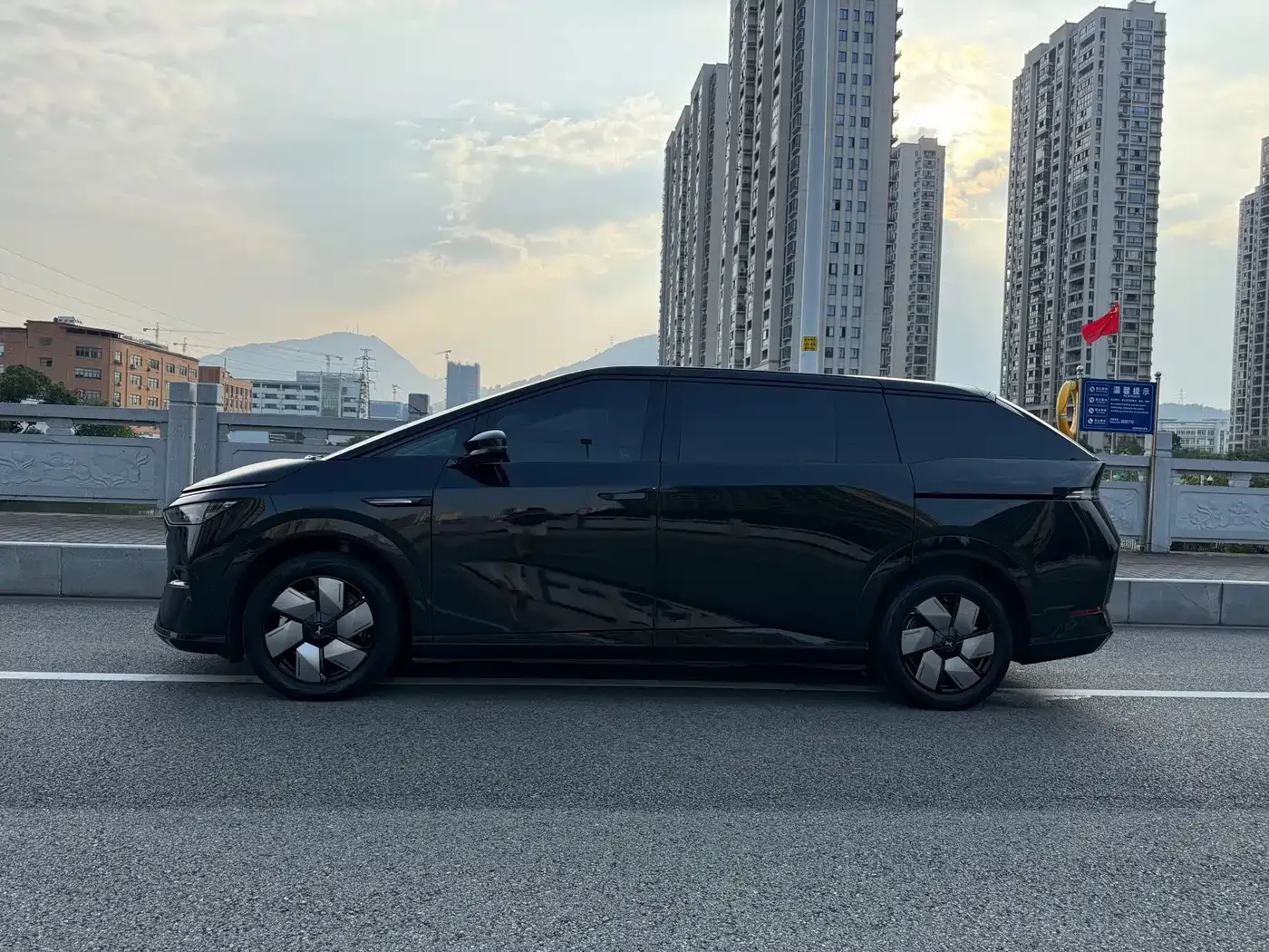 XPeng XPeng X9 2024 610 Long Range Pro — Фото автомобиля 4