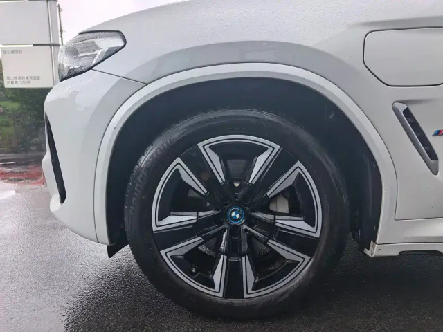 BMW iX3 — Фото автомобиля 3