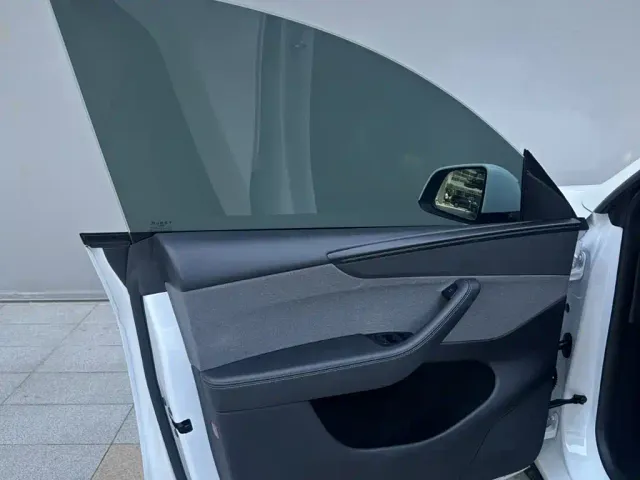 Tesla Model Y — Фото автомобиля 12