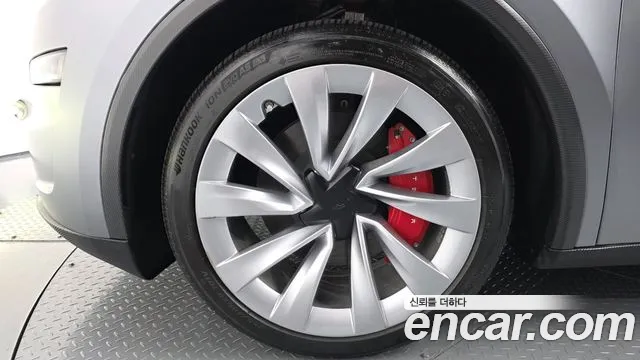 Tesla Model Y — Фото автомобиля 5