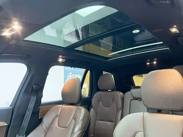 Volvo XC90 — Фото автомобиля 10