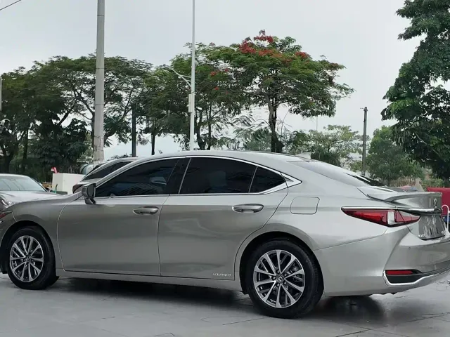 Lexus ES — Фото автомобиля 8