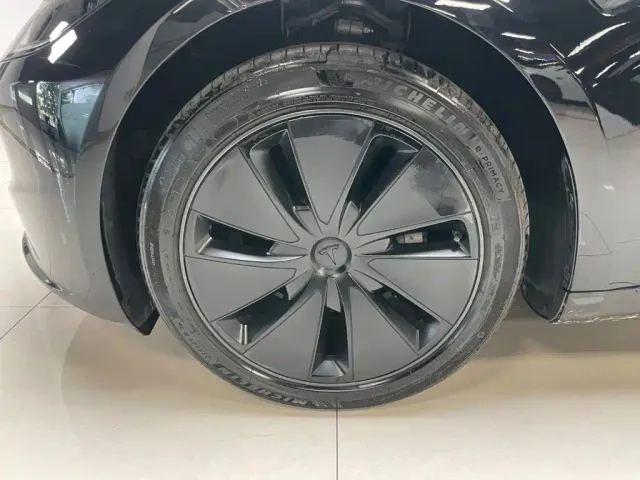 Tesla Model 3 — Фото автомобиля 21