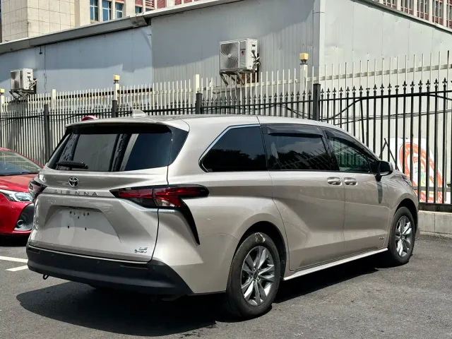 Toyota Sienna — Фото автомобиля 4