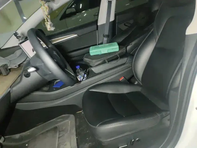 Tesla Model 3 — Фото автомобиля 11