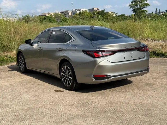 Lexus ES — Фото автомобиля 18