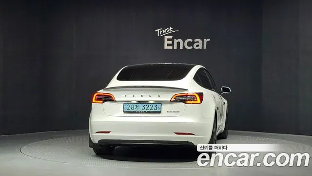 Tesla Model 3 — Фото автомобиля 4
